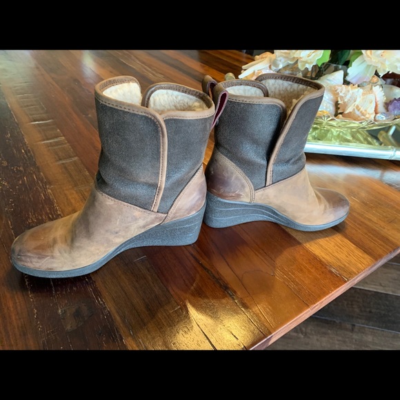 Ugg’s rustic wedge boot in brown leather - Picture 6 of 8